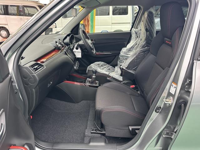 スイフトスポーツ ベースグレード　６ＭＴ　セーフティーパッケージ装着車　全方位カメラ　スマートキー　ＬＥＤヘッドライト　フルオートエアコン　シートヒーター　革巻きハンドル　オートクルーズコントロール　フォグランプ　登録済未使用車（6枚目）