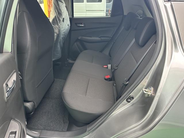 スイフトスポーツ ベースグレード　６ＭＴ　セーフティーパッケージ装着車　全方位カメラ　スマートキー　ＬＥＤヘッドライト　フルオートエアコン　シートヒーター　革巻きハンドル　オートクルーズコントロール　フォグランプ　登録済未使用車（7枚目）