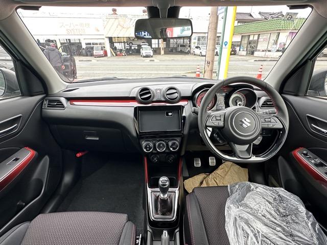 スイフトスポーツ ベースグレード　６ＭＴ　セーフティーパッケージ装着車　全方位カメラ　スマートキー　ＬＥＤヘッドライト　フルオートエアコン　シートヒーター　革巻きハンドル　オートクルーズコントロール　フォグランプ　登録済未使用車（8枚目）
