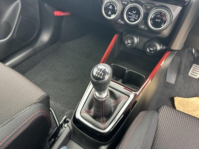 スイフトスポーツ ベースグレード　６ＭＴ　セーフティーパッケージ装着車　全方位カメラ　スマートキー　ＬＥＤヘッドライト　フルオートエアコン　シートヒーター　革巻きハンドル　オートクルーズコントロール　フォグランプ　登録済未使用車（20枚目）