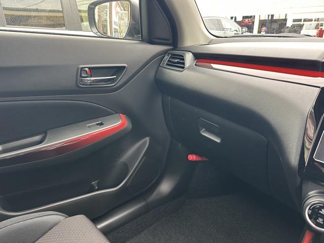 スイフトスポーツ ベースグレード　６ＭＴ　セーフティーパッケージ装着車　全方位カメラ　スマートキー　ＬＥＤヘッドライト　フルオートエアコン　シートヒーター　革巻きハンドル　オートクルーズコントロール　フォグランプ　登録済未使用車（22枚目）