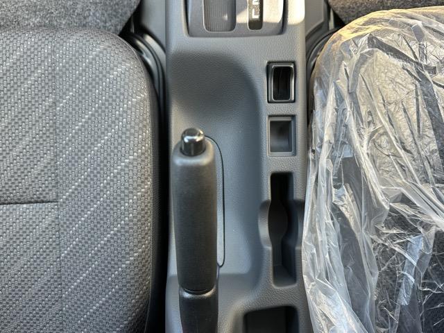 スーパーキャリイ Ｘ　２ＷＤ　４ＡＴ　キーレス　電動格納ドアミラー　パワーウィンドー　作業灯　衝突被害軽減ブレーキ　クリアランスソナー　アイドリングストップ　フォグランプ　オートライト　エアコン　パワステ（17枚目）