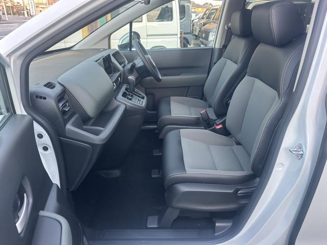 フリード クロスター　５人乗り　ホンダセンシング　ＬＥＤヘッドライト　両側パワースライドドア　運転席＆助手席シートヒーター　７インチＴＦＴ液晶メーター　本革巻ステアリング　コンビシート　ロールサンシェード　登録済未使用車（6枚目）