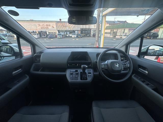 フリード クロスター　５人乗り　ホンダセンシング　ＬＥＤヘッドライト　両側パワースライドドア　運転席＆助手席シートヒーター　７インチＴＦＴ液晶メーター　本革巻ステアリング　コンビシート　ロールサンシェード　登録済未使用車（8枚目）