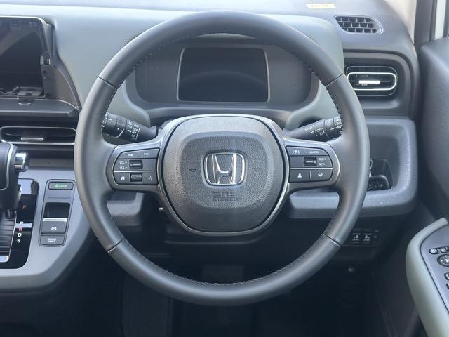 フリード クロスター　５人乗り　ホンダセンシング　ＬＥＤヘッドライト　両側パワースライドドア　運転席＆助手席シートヒーター　７インチＴＦＴ液晶メーター　本革巻ステアリング　コンビシート　ロールサンシェード　登録済未使用車（9枚目）