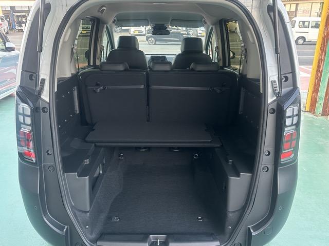 フリード クロスター　５人乗り　ホンダセンシング　ＬＥＤヘッドライト　両側パワースライドドア　運転席＆助手席シートヒーター　７インチＴＦＴ液晶メーター　本革巻ステアリング　コンビシート　ロールサンシェード　登録済未使用車（12枚目）