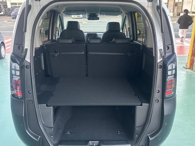 フリード クロスター　５人乗り　ホンダセンシング　ＬＥＤヘッドライト　両側パワースライドドア　運転席＆助手席シートヒーター　７インチＴＦＴ液晶メーター　本革巻ステアリング　コンビシート　ロールサンシェード　登録済未使用車（13枚目）