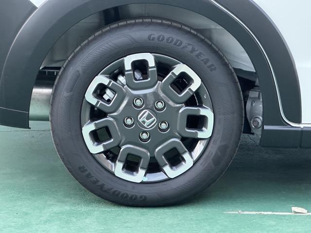 フリード クロスター　５人乗り　ホンダセンシング　ＬＥＤヘッドライト　両側パワースライドドア　運転席＆助手席シートヒーター　７インチＴＦＴ液晶メーター　本革巻ステアリング　コンビシート　ロールサンシェード　登録済未使用車（15枚目）