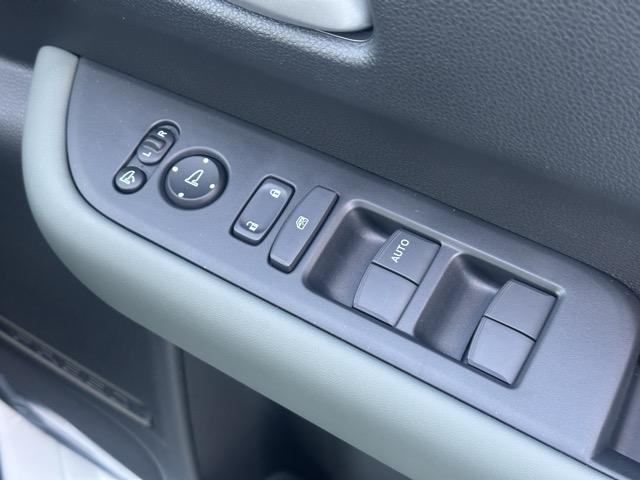 フリード クロスター　５人乗り　ホンダセンシング　ＬＥＤヘッドライト　両側パワースライドドア　運転席＆助手席シートヒーター　７インチＴＦＴ液晶メーター　本革巻ステアリング　コンビシート　ロールサンシェード　登録済未使用車（17枚目）