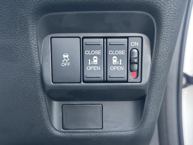 フリード クロスター　５人乗り　ホンダセンシング　ＬＥＤヘッドライト　両側パワースライドドア　運転席＆助手席シートヒーター　７インチＴＦＴ液晶メーター　本革巻ステアリング　コンビシート　ロールサンシェード　登録済未使用車（18枚目）