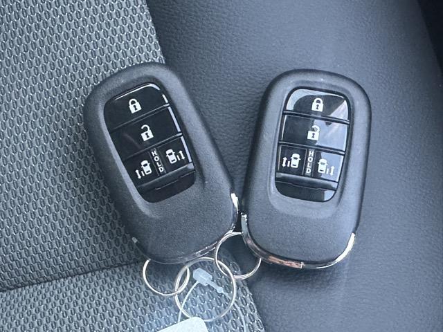 フリード クロスター　５人乗り　ホンダセンシング　ＬＥＤヘッドライト　両側パワースライドドア　運転席＆助手席シートヒーター　７インチＴＦＴ液晶メーター　本革巻ステアリング　コンビシート　ロールサンシェード　登録済未使用車（25枚目）