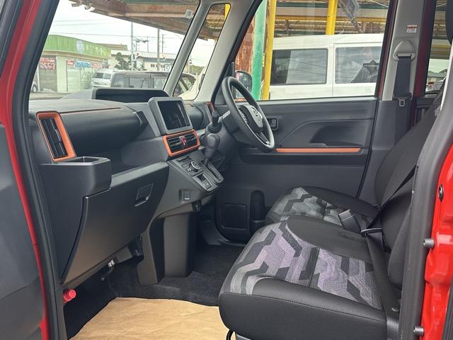 タント ファンクロス　スマートキー　ＬＥＤヘッドライト　両側パワースライドドア　フルオートエアコン　シートヒーター　ロールサンシェード　シートバックテーブル　ルーフレール　ＵＳＢ充電ソケット　フォグランプ　届出済未使用車（6枚目）