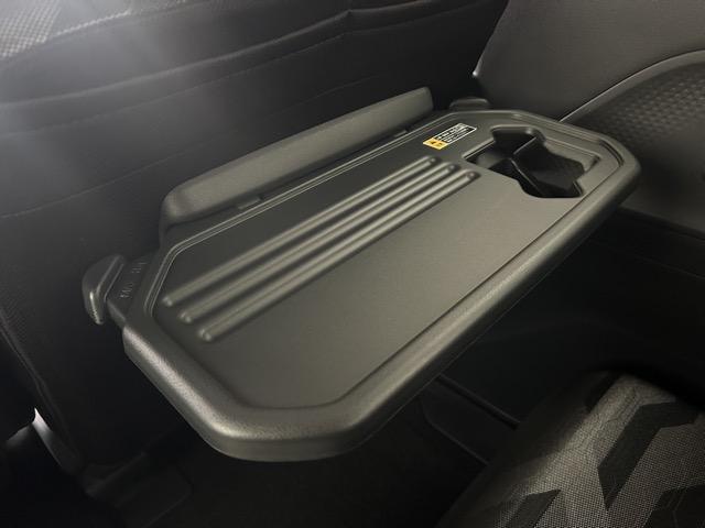 タント ファンクロス　スマートキー　ＬＥＤヘッドライト　両側パワースライドドア　フルオートエアコン　シートヒーター　ロールサンシェード　シートバックテーブル　ルーフレール　ＵＳＢ充電ソケット　フォグランプ　届出済未使用車（11枚目）