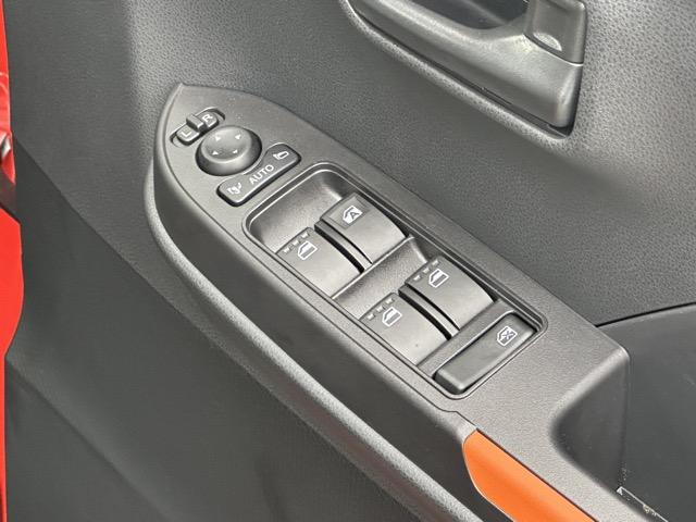 タント ファンクロス　スマートキー　ＬＥＤヘッドライト　両側パワースライドドア　フルオートエアコン　シートヒーター　ロールサンシェード　シートバックテーブル　ルーフレール　ＵＳＢ充電ソケット　フォグランプ　届出済未使用車（17枚目）