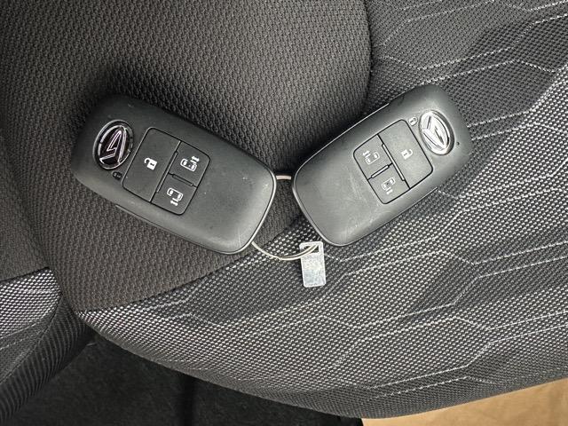 タント ファンクロス　スマートキー　ＬＥＤヘッドライト　両側パワースライドドア　フルオートエアコン　シートヒーター　ロールサンシェード　シートバックテーブル　ルーフレール　ＵＳＢ充電ソケット　フォグランプ　届出済未使用車（23枚目）