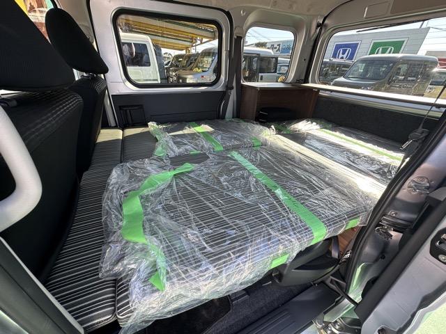 ハイゼットカーゴ クルーズ キャンピング仕様 スマートキー 両側スライドドア 電動格納ドアミラー パワーウィンドー ルーフコンソール 衝突被害軽減ブレーキ クリアランスソナー アイドリングストップ オートライト エアコン(12枚目)