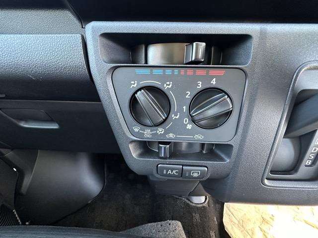 ハイゼットカーゴ クルーズ キャンピング仕様 スマートキー 両側スライドドア 電動格納ドアミラー パワーウィンドー ルーフコンソール 衝突被害軽減ブレーキ クリアランスソナー アイドリングストップ オートライト エアコン(17枚目)