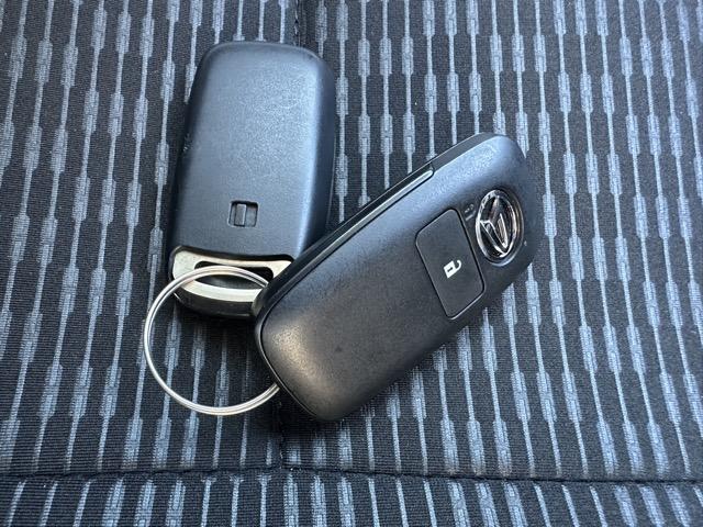 ハイゼットカーゴ クルーズ キャンピング仕様 スマートキー 両側スライドドア 電動格納ドアミラー パワーウィンドー ルーフコンソール 衝突被害軽減ブレーキ クリアランスソナー アイドリングストップ オートライト エアコン(23枚目)