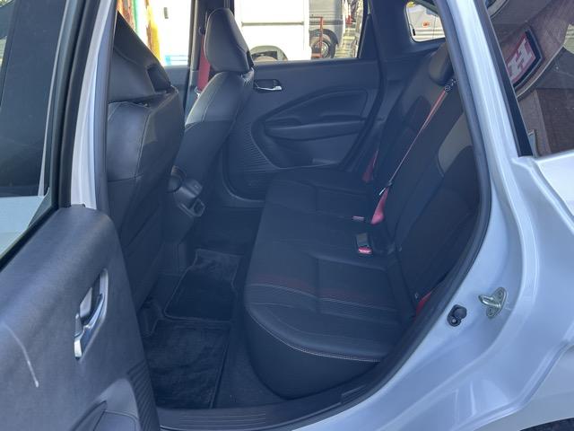 オーラ ニスモ　ナビゲーション　アラウンドビューモニター　スマートキー　ＬＥＤヘッドライト　フルオートエアコン　ＵＳＢ充電ソケット　革巻きハンドル　衝突被害軽減ブレーキ　オートライト　電気式パーキングブレーキ（7枚目）