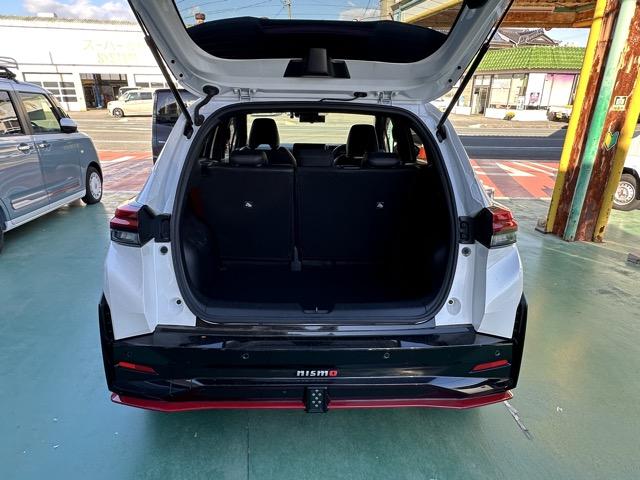 オーラ ニスモ　ナビゲーション　アラウンドビューモニター　スマートキー　ＬＥＤヘッドライト　フルオートエアコン　ＵＳＢ充電ソケット　革巻きハンドル　衝突被害軽減ブレーキ　オートライト　電気式パーキングブレーキ（13枚目）