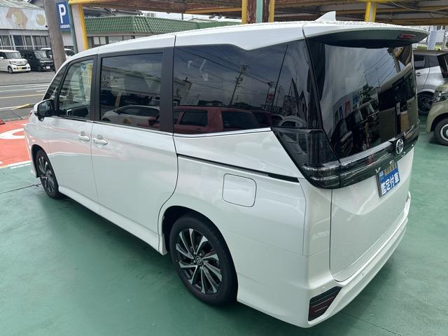 ヴォクシー ハイブリッドＳ－Ｚ　７人乗り　プロジェクター式ＬＥＤヘッドランプ　ユニバーサルステップ　１０．５インチディスプレイオーディオ　ＥＴＣ２．０　ＴＶ＋ＣＤ・ＤＶＤデッキ　両側パワースライドドア　シートヒーター　登録済未使用車（5枚目）