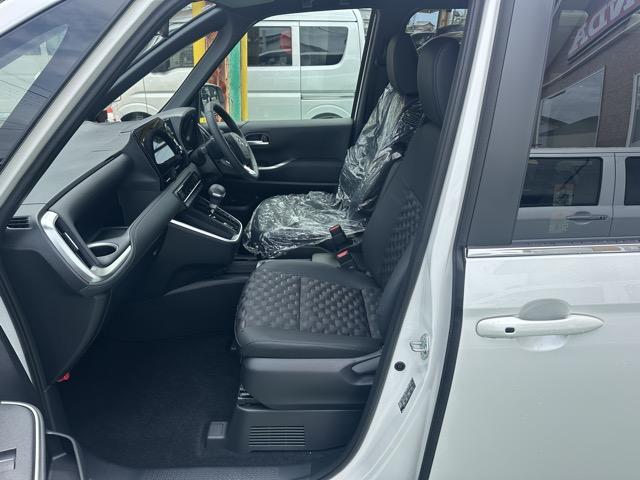 ヴォクシー ハイブリッドＳ－Ｚ　７人乗り　プロジェクター式ＬＥＤヘッドランプ　ユニバーサルステップ　１０．５インチディスプレイオーディオ　ＥＴＣ２．０　ＴＶ＋ＣＤ・ＤＶＤデッキ　両側パワースライドドア　シートヒーター　登録済未使用車（6枚目）