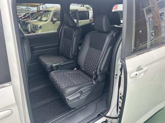 ヴォクシー ハイブリッドＳ－Ｚ　７人乗り　プロジェクター式ＬＥＤヘッドランプ　ユニバーサルステップ　１０．５インチディスプレイオーディオ　ＥＴＣ２．０　ＴＶ＋ＣＤ・ＤＶＤデッキ　両側パワースライドドア　シートヒーター　登録済未使用車（7枚目）