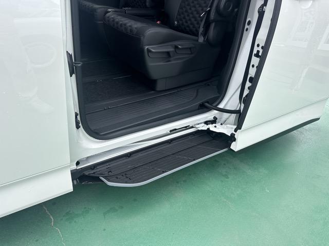 ヴォクシー ハイブリッドＳ－Ｚ　７人乗り　プロジェクター式ＬＥＤヘッドランプ　ユニバーサルステップ　１０．５インチディスプレイオーディオ　ＥＴＣ２．０　ＴＶ＋ＣＤ・ＤＶＤデッキ　両側パワースライドドア　シートヒーター　登録済未使用車（8枚目）