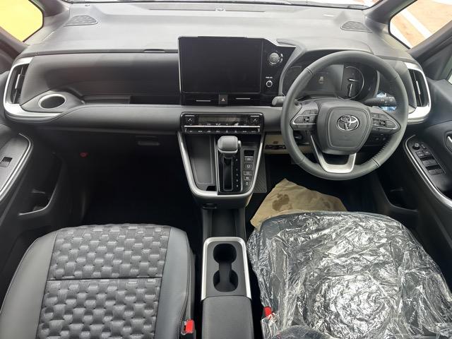 ヴォクシー ハイブリッドＳ－Ｚ　７人乗り　プロジェクター式ＬＥＤヘッドランプ　ユニバーサルステップ　１０．５インチディスプレイオーディオ　ＥＴＣ２．０　ＴＶ＋ＣＤ・ＤＶＤデッキ　両側パワースライドドア　シートヒーター　登録済未使用車（10枚目）