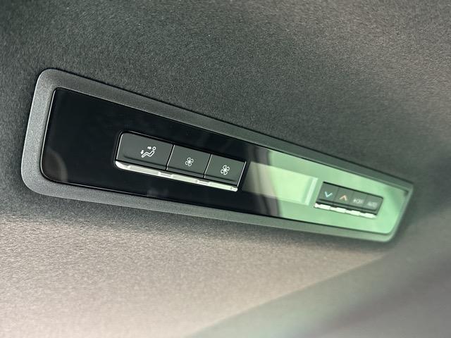 ヴォクシー ハイブリッドＳ－Ｚ　７人乗り　プロジェクター式ＬＥＤヘッドランプ　ユニバーサルステップ　１０．５インチディスプレイオーディオ　ＥＴＣ２．０　ＴＶ＋ＣＤ・ＤＶＤデッキ　両側パワースライドドア　シートヒーター　登録済未使用車（12枚目）