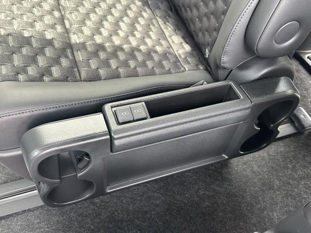 ヴォクシー ハイブリッドＳ－Ｚ　７人乗り　プロジェクター式ＬＥＤヘッドランプ　ユニバーサルステップ　１０．５インチディスプレイオーディオ　ＥＴＣ２．０　ＴＶ＋ＣＤ・ＤＶＤデッキ　両側パワースライドドア　シートヒーター　登録済未使用車（14枚目）