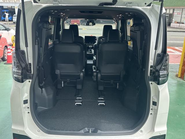 ヴォクシー ハイブリッドＳ－Ｚ　７人乗り　プロジェクター式ＬＥＤヘッドランプ　ユニバーサルステップ　１０．５インチディスプレイオーディオ　ＥＴＣ２．０　ＴＶ＋ＣＤ・ＤＶＤデッキ　両側パワースライドドア　シートヒーター　登録済未使用車（17枚目）