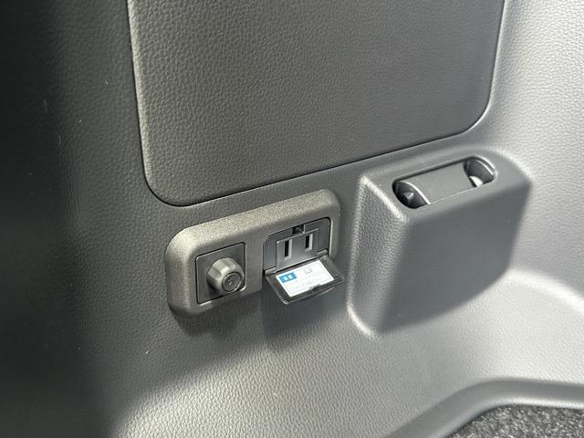 ヴォクシー ハイブリッドＳ－Ｚ　７人乗り　プロジェクター式ＬＥＤヘッドランプ　ユニバーサルステップ　１０．５インチディスプレイオーディオ　ＥＴＣ２．０　ＴＶ＋ＣＤ・ＤＶＤデッキ　両側パワースライドドア　シートヒーター　登録済未使用車（18枚目）