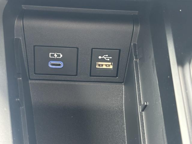 ヴォクシー ハイブリッドＳ－Ｚ　７人乗り　プロジェクター式ＬＥＤヘッドランプ　ユニバーサルステップ　１０．５インチディスプレイオーディオ　ＥＴＣ２．０　ＴＶ＋ＣＤ・ＤＶＤデッキ　両側パワースライドドア　シートヒーター　登録済未使用車（24枚目）