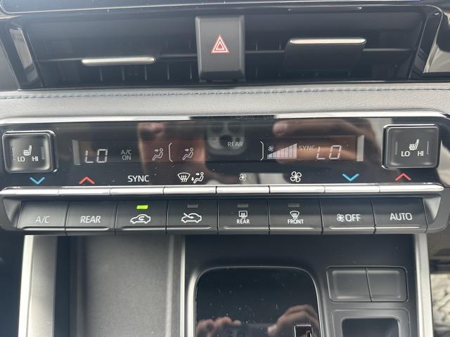 ヴォクシー ハイブリッドＳ－Ｚ　７人乗り　プロジェクター式ＬＥＤヘッドランプ　ユニバーサルステップ　１０．５インチディスプレイオーディオ　ＥＴＣ２．０　ＴＶ＋ＣＤ・ＤＶＤデッキ　両側パワースライドドア　シートヒーター　登録済未使用車（27枚目）