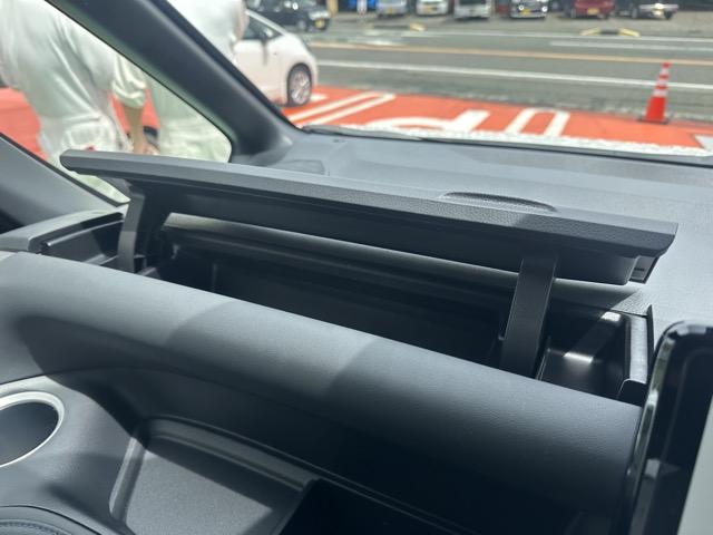 ヴォクシー ハイブリッドＳ－Ｚ　７人乗り　プロジェクター式ＬＥＤヘッドランプ　ユニバーサルステップ　１０．５インチディスプレイオーディオ　ＥＴＣ２．０　ＴＶ＋ＣＤ・ＤＶＤデッキ　両側パワースライドドア　シートヒーター　登録済未使用車（33枚目）