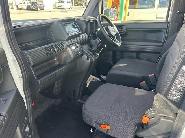Ｎ－ＶＡＮ Ｌ　走行距離９，８６６ｋｍ　４ＷＤ　６ＭＴ　純正ＣＤデッキ（ＷＸ－１７４ＣＵ）・フロアマット・ドアバイザー付　ホンダセンシング　電動格納式ドアミラー　キーレスエントリー　オートエアコン　バックカメラ（6枚目）