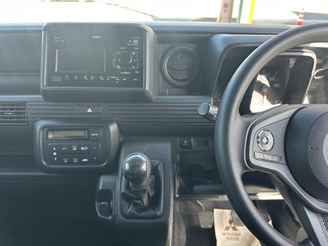 Ｎ－ＶＡＮ Ｌ　走行距離９，８６６ｋｍ　４ＷＤ　６ＭＴ　純正ＣＤデッキ（ＷＸ－１７４ＣＵ）・フロアマット・ドアバイザー付　ホンダセンシング　電動格納式ドアミラー　キーレスエントリー　オートエアコン　バックカメラ（17枚目）