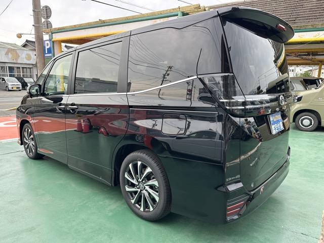 ヴォクシー ハイブリッドＳ－Ｚ　７人乗り　プロジェクター式ＬＥＤヘッドランプ　ユニバーサルステップ　１０．５インチディスプレイオーディオ　ＥＴＣ２．０　ＴＶ＋ＣＤ・ＤＶＤデッキ　両側パワースライドドア　シートヒーター　登録済未使用車（5枚目）