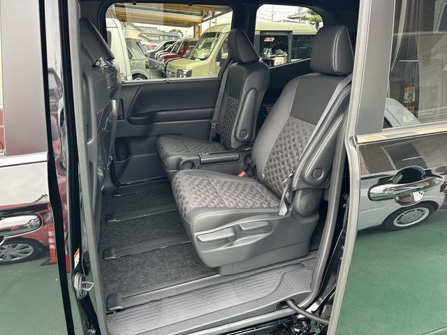 ヴォクシー ハイブリッドＳ－Ｚ　７人乗り　プロジェクター式ＬＥＤヘッドランプ　ユニバーサルステップ　１０．５インチディスプレイオーディオ　ＥＴＣ２．０　ＴＶ＋ＣＤ・ＤＶＤデッキ　両側パワースライドドア　シートヒーター　登録済未使用車（7枚目）