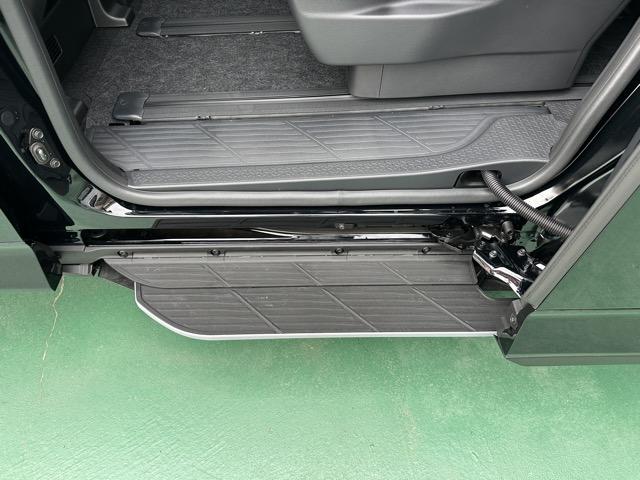 ヴォクシー ハイブリッドＳ－Ｚ　７人乗り　プロジェクター式ＬＥＤヘッドランプ　ユニバーサルステップ　１０．５インチディスプレイオーディオ　ＥＴＣ２．０　ＴＶ＋ＣＤ・ＤＶＤデッキ　両側パワースライドドア　シートヒーター　登録済未使用車（8枚目）