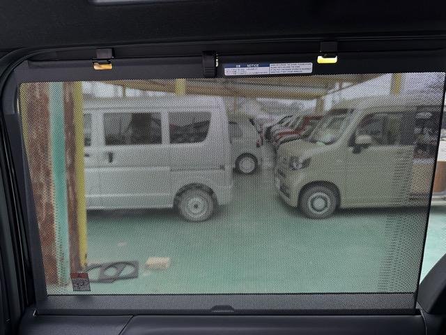 ヴォクシー ハイブリッドＳ－Ｚ　７人乗り　プロジェクター式ＬＥＤヘッドランプ　ユニバーサルステップ　１０．５インチディスプレイオーディオ　ＥＴＣ２．０　ＴＶ＋ＣＤ・ＤＶＤデッキ　両側パワースライドドア　シートヒーター　登録済未使用車（12枚目）