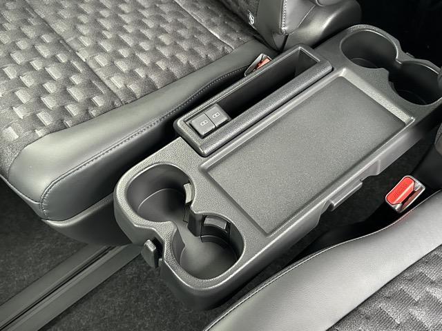 ヴォクシー ハイブリッドＳ－Ｚ　７人乗り　プロジェクター式ＬＥＤヘッドランプ　ユニバーサルステップ　１０．５インチディスプレイオーディオ　ＥＴＣ２．０　ＴＶ＋ＣＤ・ＤＶＤデッキ　両側パワースライドドア　シートヒーター　登録済未使用車（14枚目）