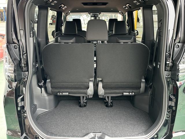 ヴォクシー ハイブリッドＳ－Ｚ　７人乗り　プロジェクター式ＬＥＤヘッドランプ　ユニバーサルステップ　１０．５インチディスプレイオーディオ　ＥＴＣ２．０　ＴＶ＋ＣＤ・ＤＶＤデッキ　両側パワースライドドア　シートヒーター　登録済未使用車（17枚目）