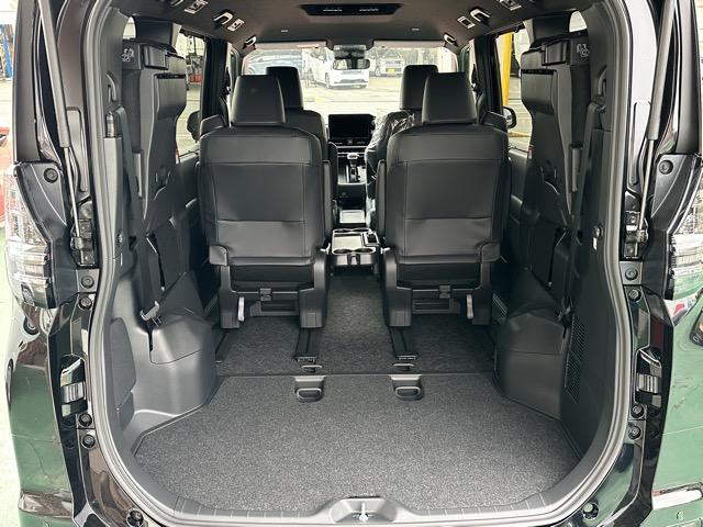 ヴォクシー ハイブリッドＳ－Ｚ　７人乗り　プロジェクター式ＬＥＤヘッドランプ　ユニバーサルステップ　１０．５インチディスプレイオーディオ　ＥＴＣ２．０　ＴＶ＋ＣＤ・ＤＶＤデッキ　両側パワースライドドア　シートヒーター　登録済未使用車（18枚目）