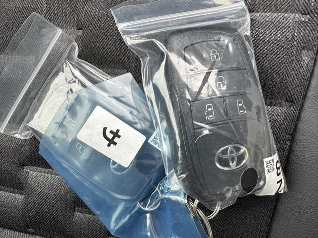 ヴォクシー ハイブリッドＳ－Ｚ　７人乗り　プロジェクター式ＬＥＤヘッドランプ　ユニバーサルステップ　１０．５インチディスプレイオーディオ　ＥＴＣ２．０　ＴＶ＋ＣＤ・ＤＶＤデッキ　両側パワースライドドア　シートヒーター　登録済未使用車（32枚目）