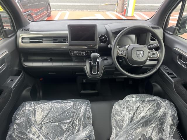 N-WGNカスタム L・ターボ ホンダセンシング LEDヘッドランプ 電子制御パーキングブレーキ オートブレーキホールド機能 液晶メーター 本革巻ステアリング パドルシフト 運転席・助手席シートヒーター バックカメラ 届出済未使用車(8枚目)
