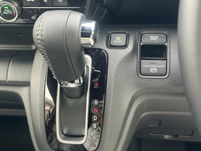 N-WGNカスタム L・ターボ ホンダセンシング LEDヘッドランプ 電子制御パーキングブレーキ オートブレーキホールド機能 液晶メーター 本革巻ステアリング パドルシフト 運転席・助手席シートヒーター バックカメラ 届出済未使用車(19枚目)