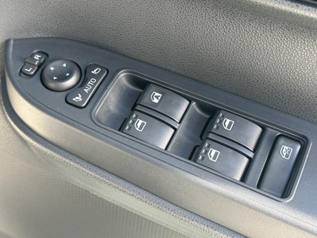 タント X スマートキー LEDヘッドライト 片側パワースライドドア フルオートエアコン シートヒーター ロールサンシェード シートバックテーブル USB充電ソケット 衝突被害軽減ブレーキ 届出済未使用車(17枚目)