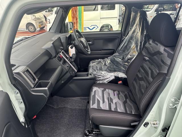 タフト G クロムベンチャー 特別仕様車 9インチスマホ連携ディスプレイオーディオ スマートアシスト LEDヘッドランプ スカイフィールトップ 運転席・助手席シートヒーター 電動パーキングブレーキ バックモニター 届出済未使用車(6枚目)